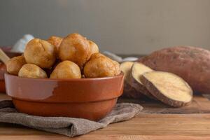 gebakken zoet aardappel beignets. ze kan worden beide zoet en hartig. foto