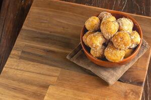 gebakken beignets gedekt in suiker. typisch van Argentijns eigengemaakt gebakjes. foto