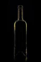 silhouet van wijn glas fles vol van rook in zwart achtergrond foto
