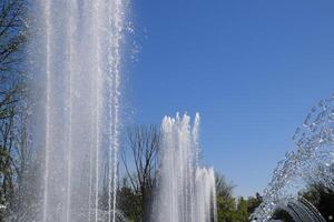 stad fontein in de stad van krasnodar. mensen zijn wandelen door de fontein. water spatten. foto