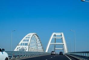 de bevaarbaar boog van de Krim brug. boog van de snelweg en spoorweg sectie van de Krim brug. foto