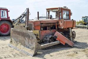 tractor, staand in een rij. agrarisch machines. foto