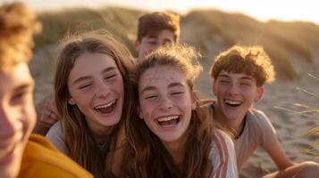 ai gegenereerd groep van gelukkig jong vrienden hebben pret samen genieten van zomer vakantie Aan de strand met zonsondergang foto