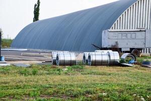 broodjes van vel metaal. opslagruimte van gebouw materialen foto