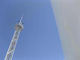 wit tank en toren verlichting Aan de lucht achtergrond. foto