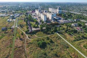 top visie van een silo lift. luchtfotografie industrieel voorwerp. foto