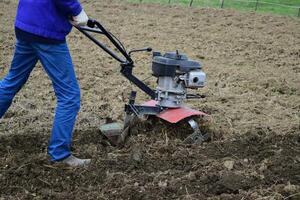 aanplant aardappelen onder de achterop lopen trekker foto