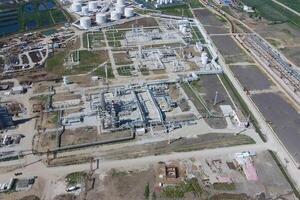 olie raffinaderij fabriek voor primair en diep olie verfijnen. uitrusting foto