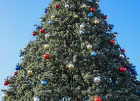 decoraties nieuw jaar boom. klatergoud en speelgoed, ballen en andere decoraties Aan de Kerstmis Kerstmis boom staand in de Open lucht. foto