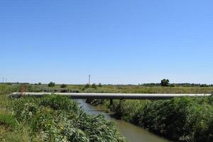 de gas- pijpleiding door de klein rivier- foto