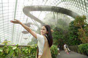 een vrouw in wolk Woud koepel milieu in Singapore foto