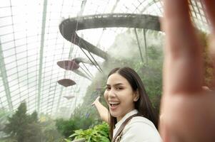 een vrouw in wolk Woud koepel milieu in Singapore foto