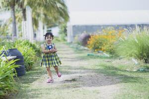 mooi vrouw Azië stijl Aan geel bloem tuin en op zoek glimlach gelukkig tijd Aan de dag foto