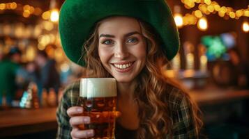 ai gegenereerd jong vrolijk vrouw in een groot groen elf van Ierse folklore hoed drankjes bier in een Iers kroeg foto