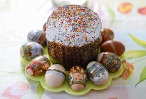 Pasen taart en gekleurde eieren. orthodox Pasen foto