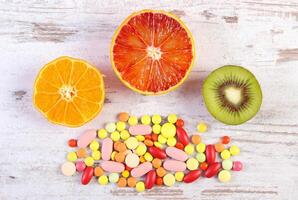 vers fruit en kleurrijk medisch pillen, keuze tussen gezond voeding en medisch supplementen foto