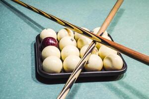 biljart, biljart tafel, ballen en keu. ballen in de dienblad en foto