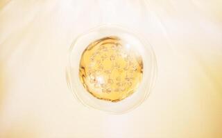 molecuul en gouden vloeistof bubbel, 3d weergave. foto