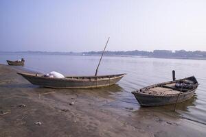 landschap visie van sommige houten visvangst boten Aan de kust van de padma rivier- in Bangladesh foto