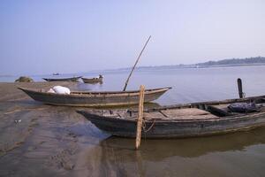 landschap visie van sommige houten visvangst boten Aan de kust van de padma rivier- in Bangladesh foto