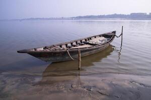 landschap visie van een houten boot Aan de bank van de padma rivier- in Bangladesh foto