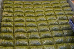 Turks baklava met pistache traditioneel poef snoep zoet foto