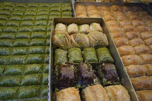 Turks baklava met pistache traditioneel poef snoep zoet foto