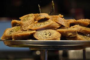 Turks baklava met pistache traditioneel poef snoep zoet foto