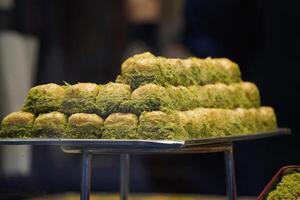 Turks baklava met pistache traditioneel poef snoep zoet foto