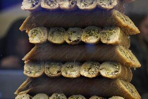 Turks baklava met pistache traditioneel poef snoep zoet foto