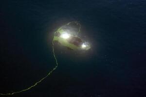 onderzeeër onderwater- dar verkennen de afgrond foto