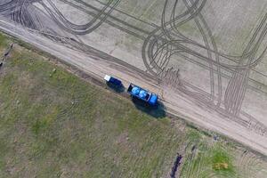 vrachtauto met pesticide tanks voor bijvullen de verstuiven tractor. foto