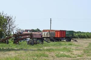 aanhangwagens vrachtwagens voor een tractor. de aanhangwagen voor lading vervoer foto