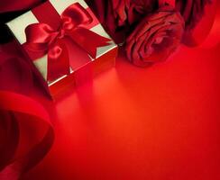 kunst valentijnsdag kaart met rood rozen en geschenk doos Aan rood achtergrond foto