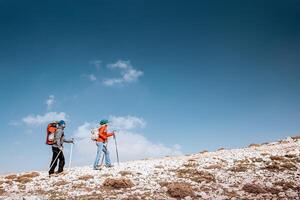 gelukkig paar genieten van nordic wandelen foto