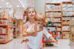 mooi hoor kinderen spelen met zeep bubbels foto