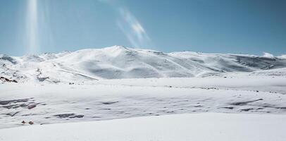 verbazingwekkend besneeuwd winter bergen landschap foto