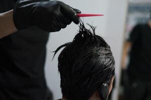 haar- snijdend technieken, in de salon foto