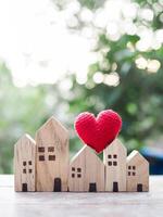 miniatuur huis met rood hart. investering eigendom concept. foto