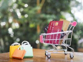 credit kaarten in boodschappen doen kar en karton dozen Aan de tafel. concepten over online boodschappen doen dat aanbiedingen huis levering foto