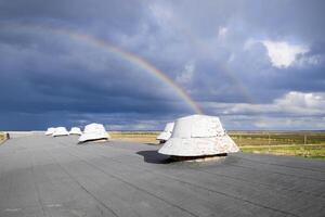 regenboog, visie van de dak van de gebouw. ventilatie verkooppunten foto