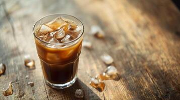 ai gegenereerd een gekoeld glas van bevroren koffie Aan een rustiek houten tafel. generatief ai. foto