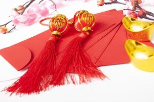 Chinese nieuw jaar rood pakket en gouden ingots. Chinese nieuw jaar viering concept foto