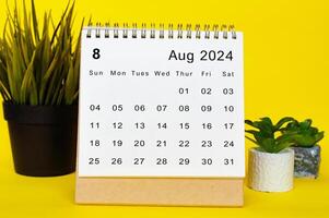 augustus 2024 kalender met geel over- achtergrond. maandelijks kalender concept foto