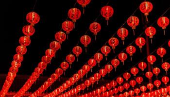 rood lantaarn decoratie voor Chinese nieuw jaar feestelijk festival China traditioneel cultuur in nacht tijd, vieren Chinese nieuw jaar is aziatisch. foto