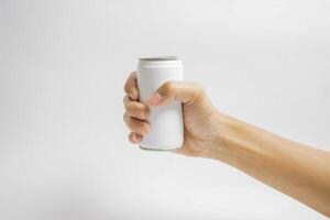 wit blanco hand- Holding realistisch blik Frisdrank kan luxe mockups foto