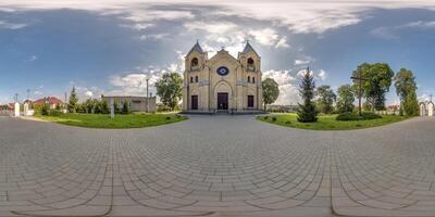 vol hdri 360 panorama visie Aan geel steen neo gotisch Katholiek kerk in de buurt poort in platteland of dorp in equirectangular projectie met zenit en nadir. vr ar inhoud foto