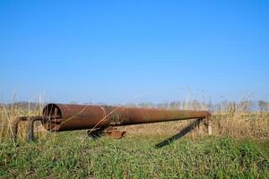 gas- pijpleiding door irrigatie kanaal in een beschermend staal pijp. foto