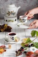 fruit thee met rijp bramen, wijnoogst nog steeds leven met mooi retro reeks foto