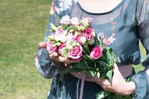 middelbare leeftijd vrouw met een boeket van roze eustomas een geschenk voor moeder dag, lente foto